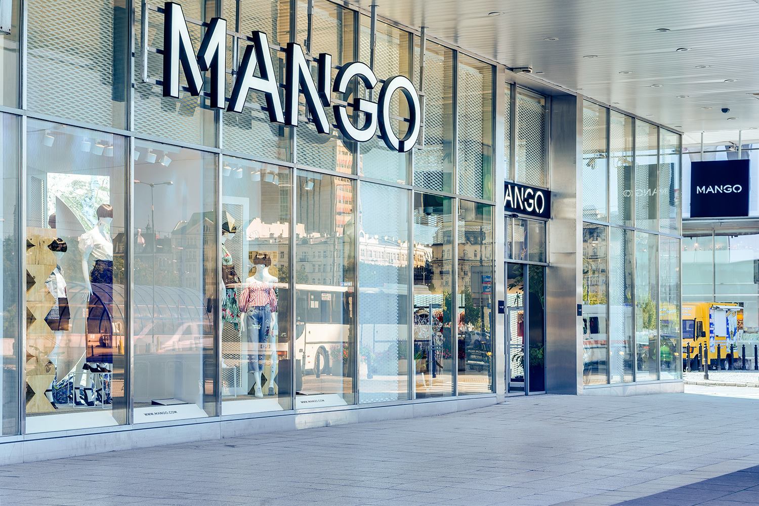 SKLEP ODZIEŻOWY MANGO W DOMU TOWAROWYM JUNIOR W WARSZAWIE