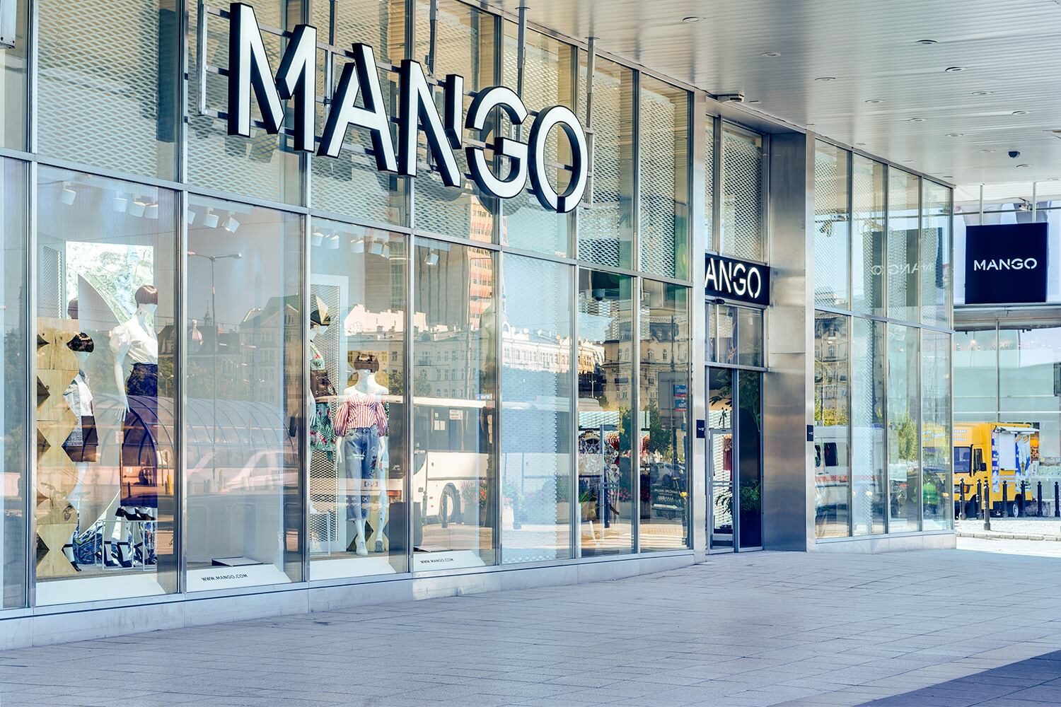 SKLEP ODZIEŻOWY MANGO W DOMU TOWAROWYM JUNIOR W WARSZAWIE